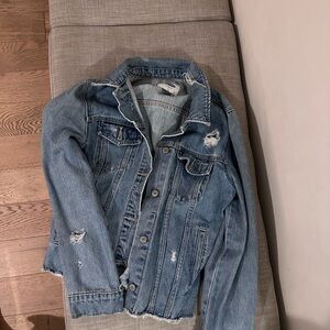 Old navy women’s denim jack size medium. Distressed raw hem.